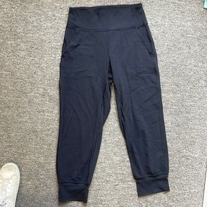 Lulu Size 6 Align Black Jogger Capris
